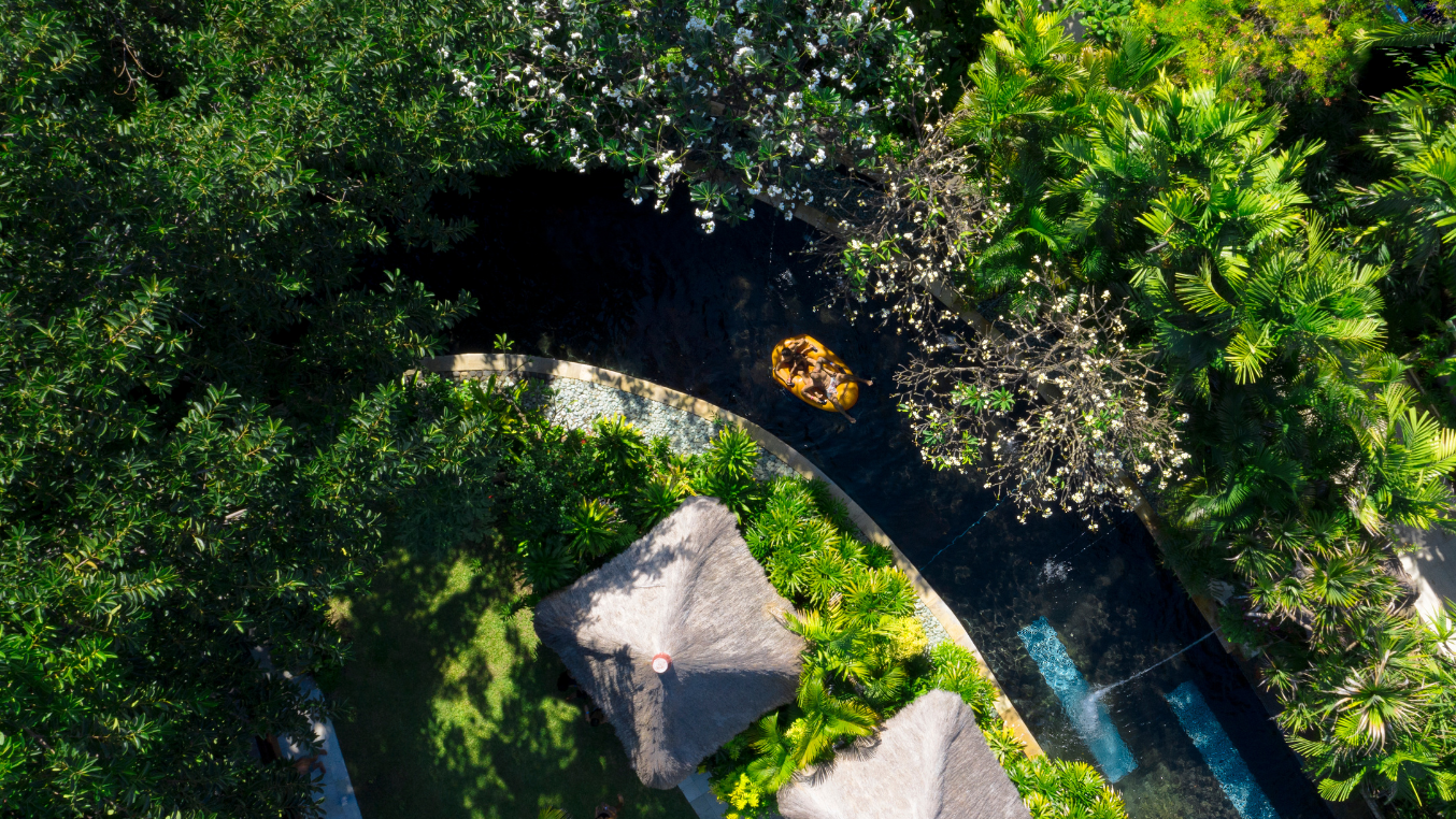 Lazy River Waterbom Bali dikelilingi taman tropis