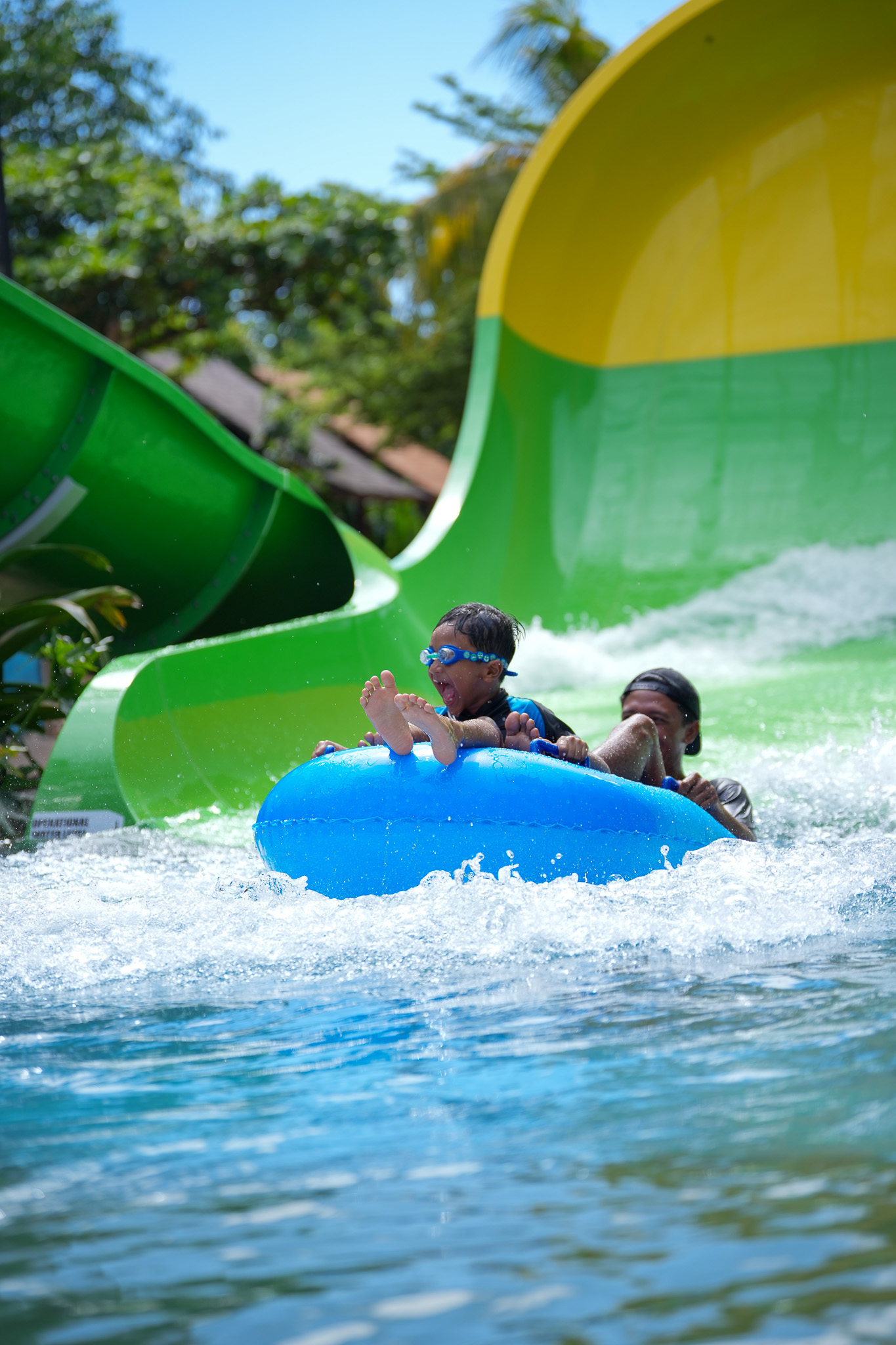 Pengunjung anak-anak menikmati wahana Mini Boomerang di Waterbom Bali