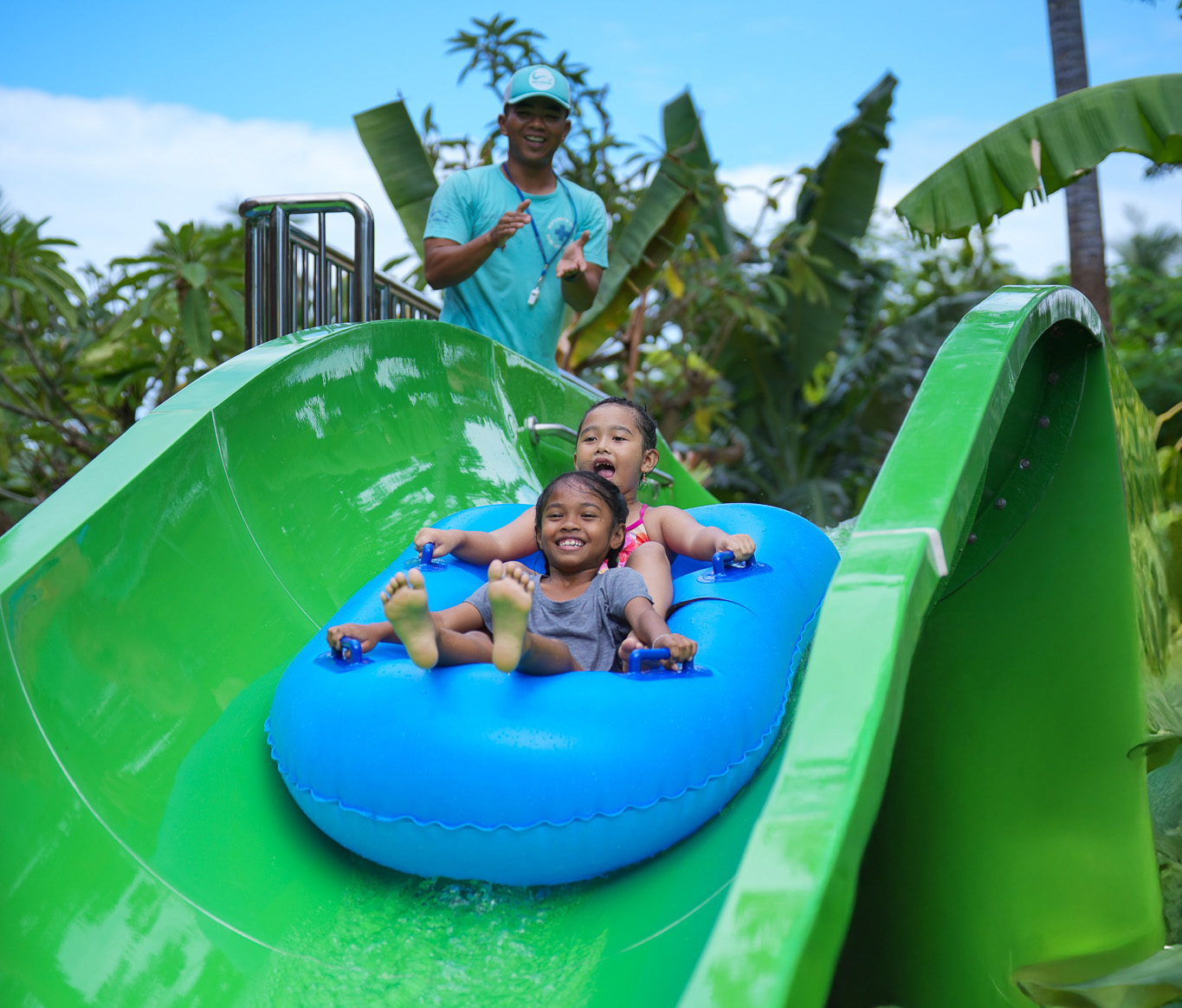 Pengunjung menikmati wahana air Mini Boomerang di Waterbom Bali