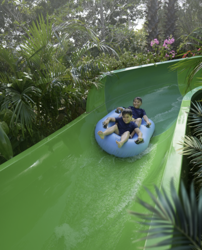 Anak-anak bermain di waterslide Waterbom Bali