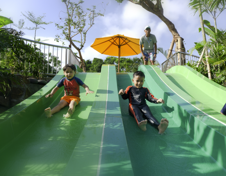 Anak-anak meluncur di area Zuluu Hill Waterbom Bali
